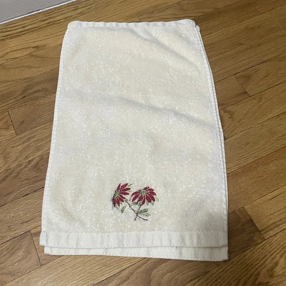 VTG Trousseau Cream Embroidered Floral Hand Towel Set of 2 Burgundy Green Floral